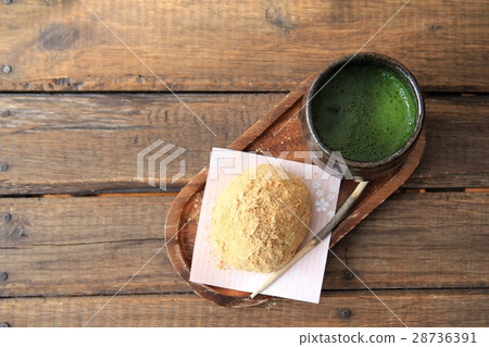 手工黃豆粉萩餅和抹茶日式甜點盤 28736391
