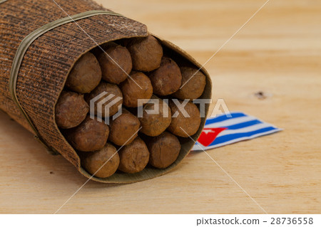 Luxury Cuban cigars on the wooden desk 28736558