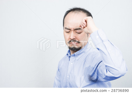 Middle man sweating side by side 28736890