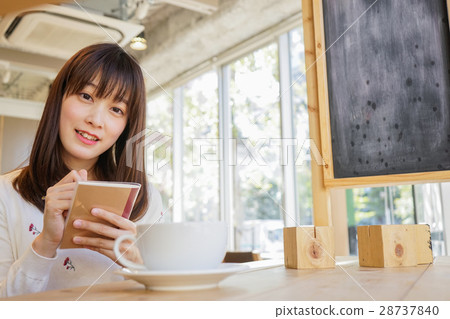 A young Japanese woman working in a cafe 28737840