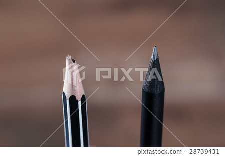 Close up sharp pencil and unsharp pencil 28739431