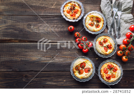 Tarts with cherry tomatoes and goat cheese Tarts with cherry tomatoes and goat cheese 28741852