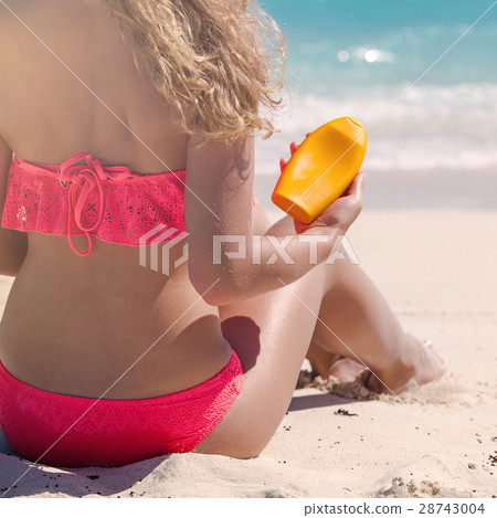 Healthy suntanning with SPF bodycare Healthy suntanning with SPF bodycare 28743004