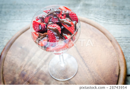 Fresh strawberries under chocolate topping Fresh strawberries under chocolate topping 28743954