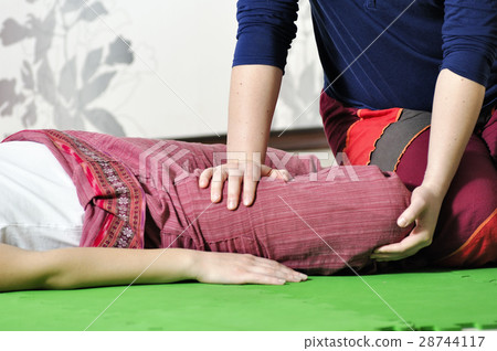 Technical execution of Thai massage 28744117