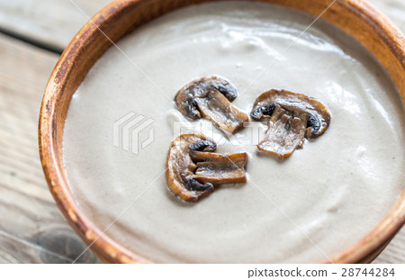 Bowl of creamy mushroom soup 28744284