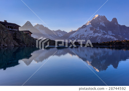 Lac Blanc Refuge (2352m), Massif du Mont Blanc. 28744592