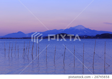 <Shimane Prefecture> Snowy Mt. Oyama seen from the east coast (Nakaumi) at dusk <Shimane Prefecture> Snowy Mt. Oyama seen from the east coast (Nakaumi) at dusk 28745658