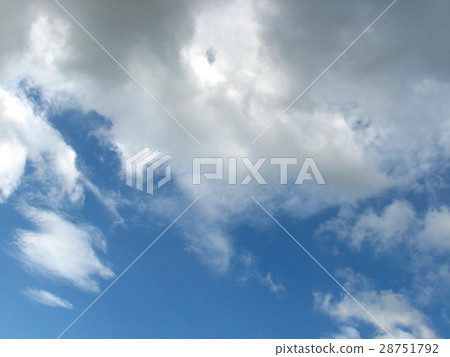 水蒸汽凝結成雲 28751792