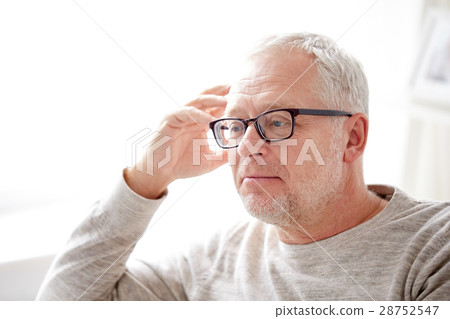 close up of senior man in glasses thinking 28752547