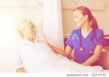 doctor or nurse visiting senior woman at hospital doctor or nurse visiting senior woman at hospital 28753797