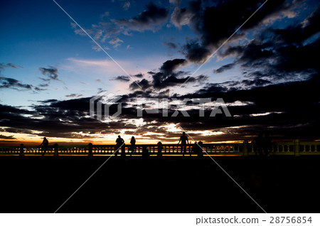 silhouette of people at the beach in sunset 28756854