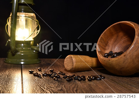 Grains of roasted coffee, kerosene lamp and mortar Grains of roasted coffee, kerosene lamp and mortar 28757543