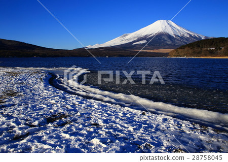 Lake Yamanaka and Mt. Fuji in winter 28758045