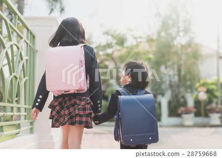 Asian children  holding hand  together 28759668