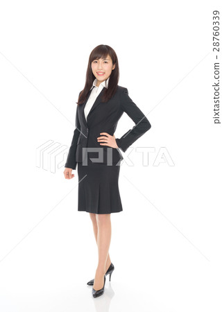 一位穿著西裝的年輕女士 一位穿著西裝的年輕女士 28760339