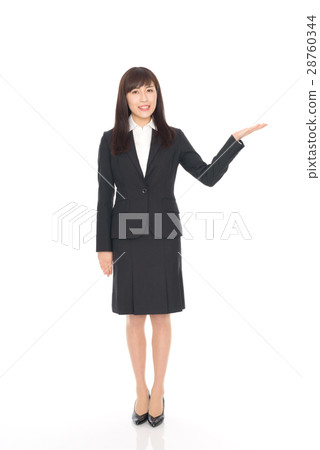 一位穿著西裝的年輕女士 一位穿著西裝的年輕女士 28760344