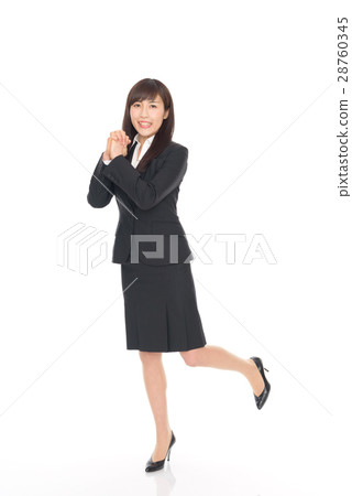 一位穿著西裝的年輕女士 一位穿著西裝的年輕女士 28760345