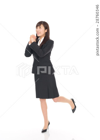 一位穿著西裝的年輕女士 一位穿著西裝的年輕女士 28760346