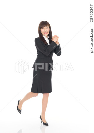 一位穿著西裝的年輕女士 28760347
