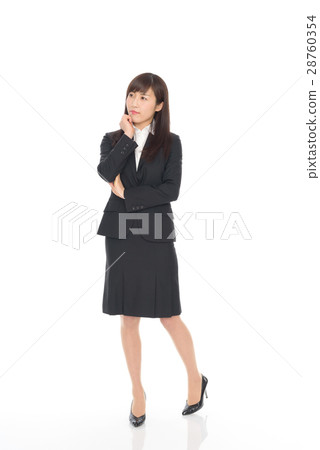 一位穿著西裝的年輕女士 28760354