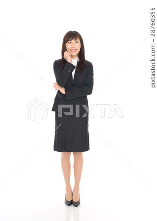 一位穿著西裝的年輕女士 一位穿著西裝的年輕女士 28760355
