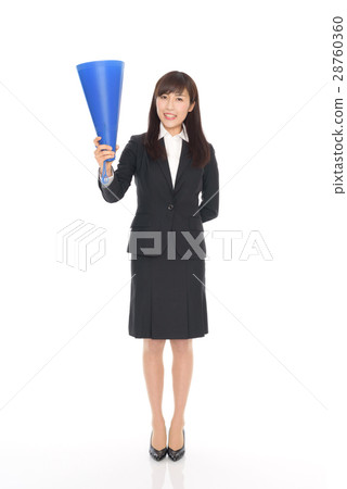 一位穿著西裝的年輕女士 一位穿著西裝的年輕女士 28760360