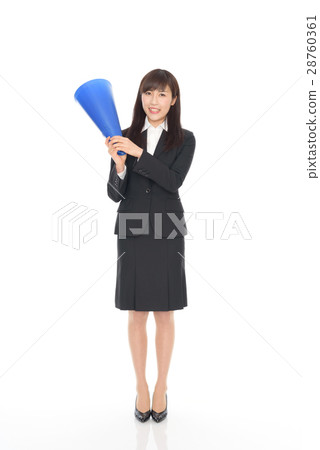 一位穿著西裝的年輕女士 一位穿著西裝的年輕女士 28760361
