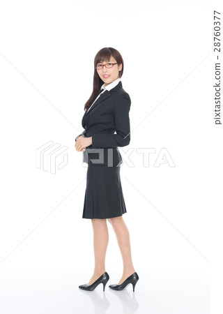 一位穿著西裝的年輕女士 一位穿著西裝的年輕女士 28760377