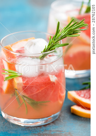 Grapefruit and rosemary gin cocktail 28762105