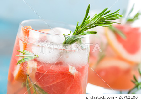 Grapefruit and rosemary gin cocktail 28762106