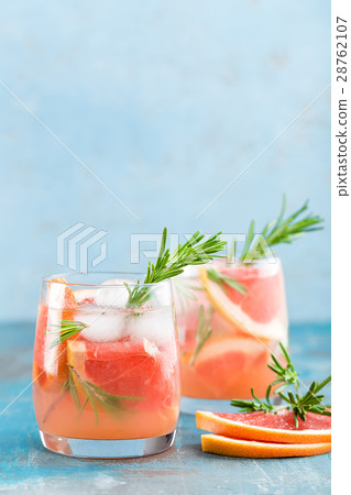 Grapefruit and rosemary gin cocktail Grapefruit and rosemary gin cocktail 28762107