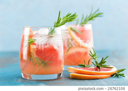 Grapefruit and rosemary gin cocktail 28762108