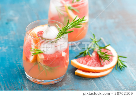 Grapefruit and rosemary gin cocktail 28762109
