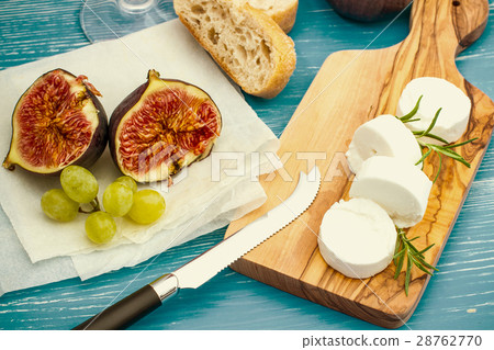Goat cheese with ripe figs and wine 28762770
