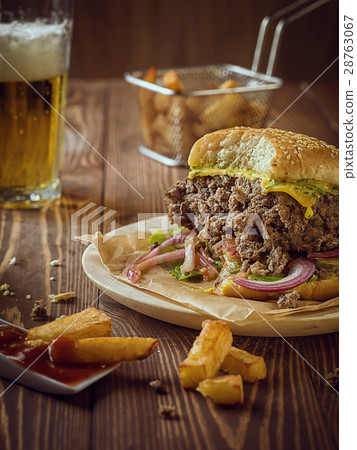 Bitten frash burger. 28763067
