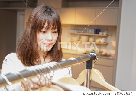 垂懸時髦的衣裳的一個少婦 28763634