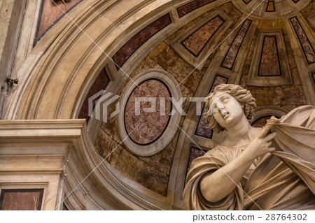 Interior decoration and stone statue of the Vatican St. Peter's Basilica 28764302