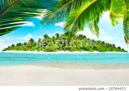 Whole tropical island within atoll in tropical . 28764415