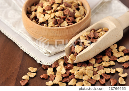 Assorti breakfast cereals in wooden bowl 28766663