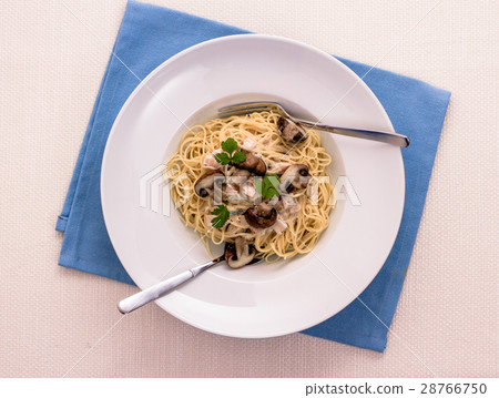 Spaghetti carbonara with brown mushroom Spaghetti carbonara with brown mushroom 28766750