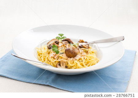 Spaghetti carbonara with brown mushroom Spaghetti carbonara with brown mushroom 28766751