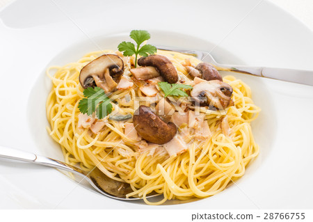 Spaghetti carbonara with brown mushroom Spaghetti carbonara with brown mushroom 28766755