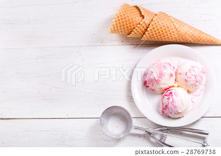 ice cream scoops with strawberry syrup 28769738