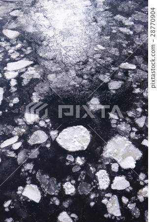 The ice is melting on the river in the spring 28770904