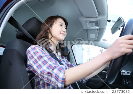 Driving women 28773085