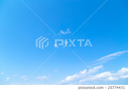 春天天空白色雲彩和藍天背景材料拷貝空間字符空間白色天空圖像 春天天空白色雲彩和藍天背景材料拷貝空間字符空間白色天空圖像 28774431
