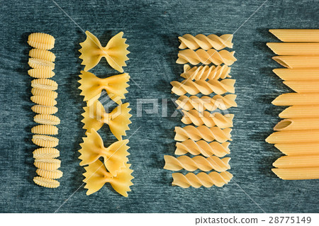 The dry Italian pasta The dry Italian pasta 28775149