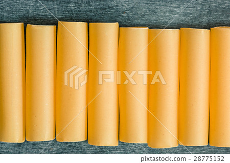 The dry Italian pasta The dry Italian pasta 28775152
