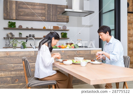 Couple couple who eats meal Cooking life feeling 28775522